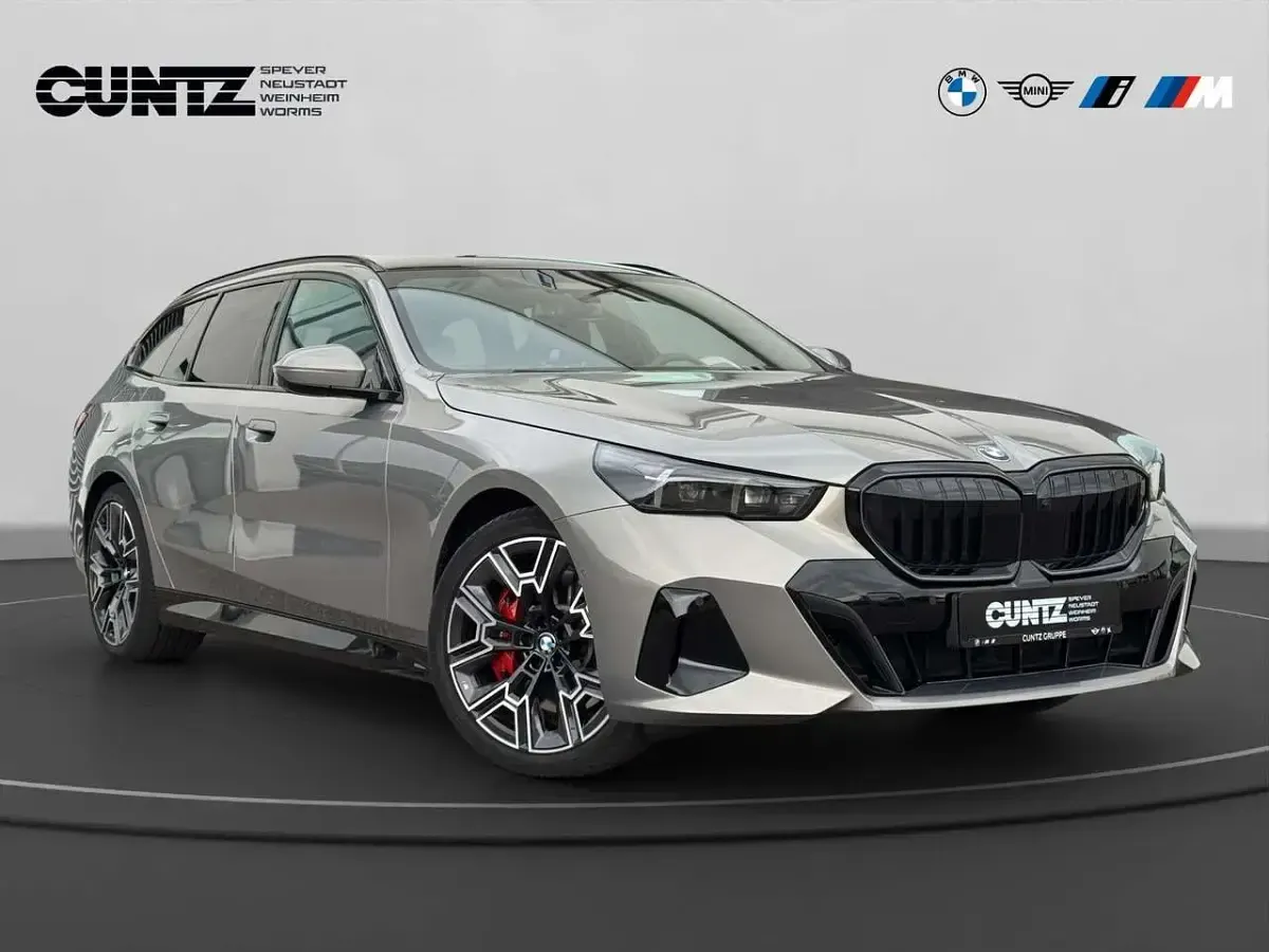 Gebraucht BMW 540 M Sport 303 PS (222 kW) 2026 Grau Kombi