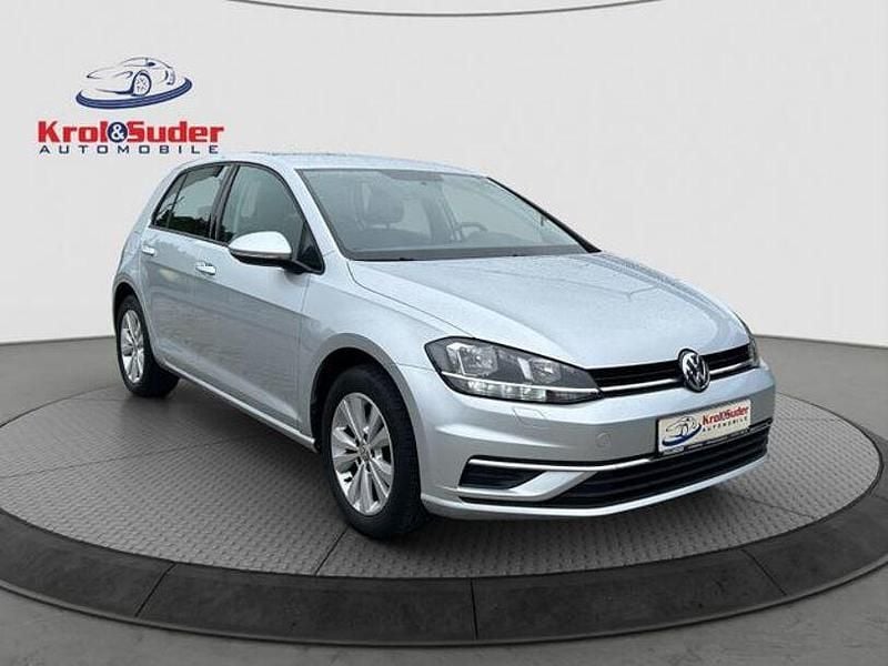 Silber Gebraucht 2018 VW Golf VII Comfortline Limousine | 11.900 € (Guter Preis) - Bild 1/4