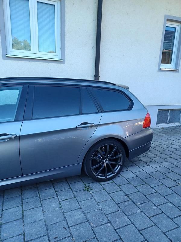 Gebraucht BMW 318 145 PS (106 kW) 2012 Grau Kombi