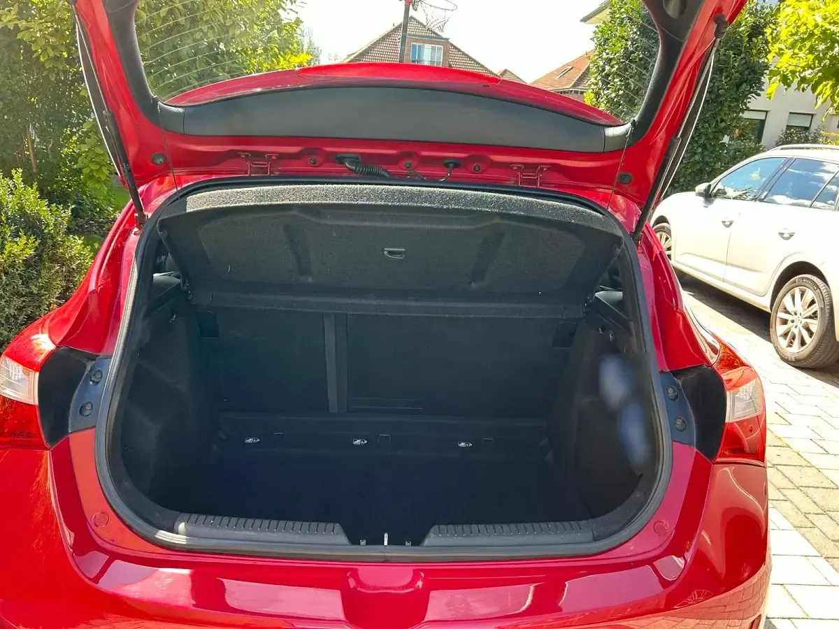 Gebraucht Hyundai i30 99 PS (72 kW) 2014 Rot Limousine