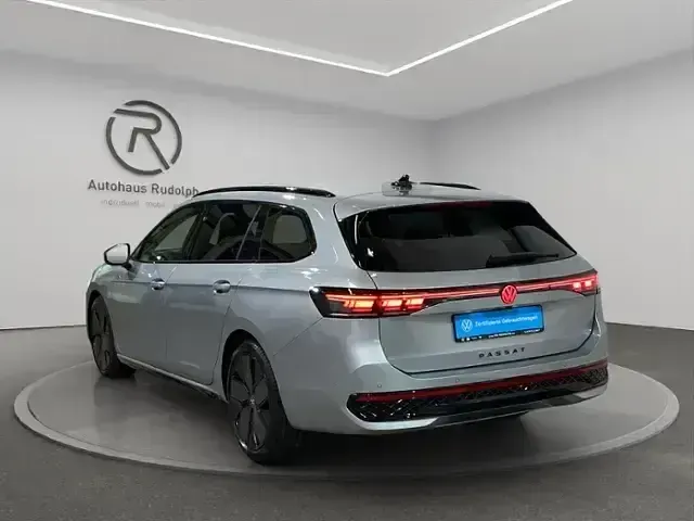 Gebraucht VW Passat R-line 150 PS (110 kW) 2025 Oyster silver metallic (metallic) Kombi