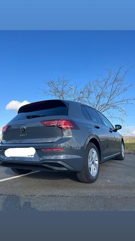 Gebraucht VW Golf VIII Life 150 PS (110 kW) 2024 Grau Limousine