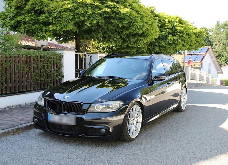 Schwarz Gebraucht 2011 BMW 330 M Sport Kombi | 10.800 € (Fairer Preis) - Bild 1/4