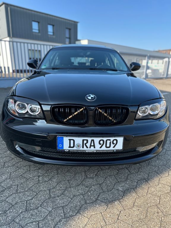 Schwarz Gebraucht 2011 BMW 118 Performance Kleinwagen | 4.299 € (Superpreis) - Bild 1/4