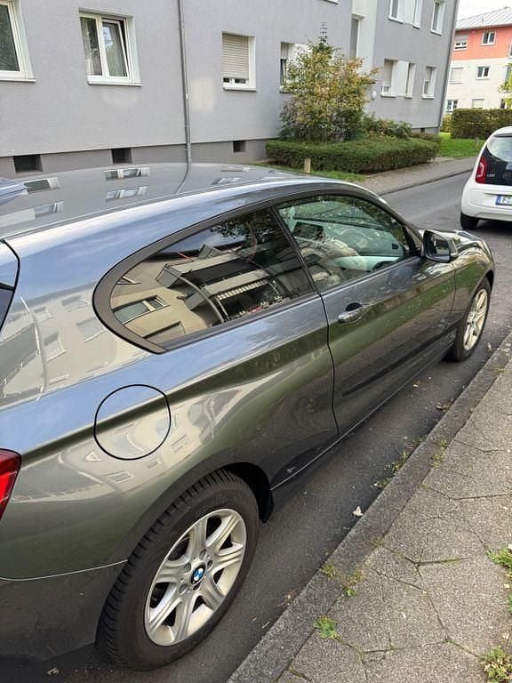 Grau Gebraucht 2013 BMW 118 Kleinwagen | 9.500 € (Fairer Preis) - Bild 1/4