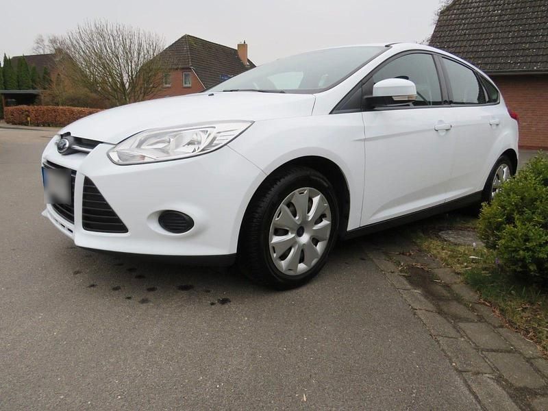 Gebraucht Ford Focus Trend 105 PS (77 kW) 2011 Weiß Kombi