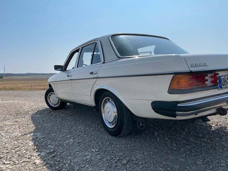 Gebraucht Mercedes 200 60 PS (44 kW) 1981 Weiß Limousine
