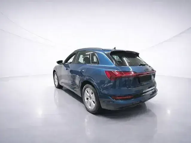 Używany Audi e-tron Advanced Plus 300 kW (408 KM) 2022 Niebieski SUV