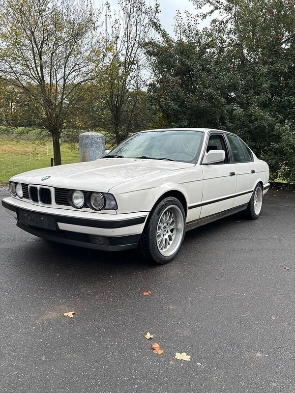 Weiß Gebraucht 1991 BMW 535 Shadowline Limousine | 10.600 € - Bild 1/4