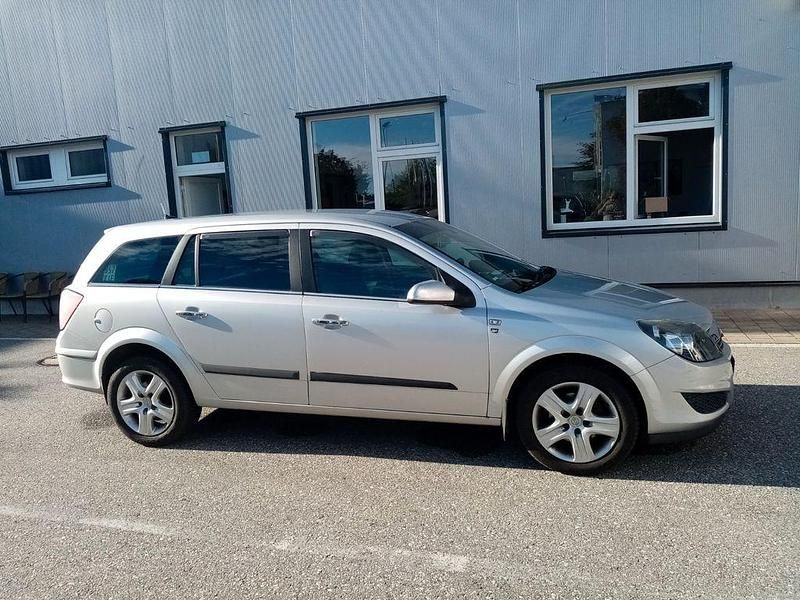 Silber Gebraucht 2010 Opel Astra Edition Limousine | 3.950 € (Guter Preis) - Bild 1/4