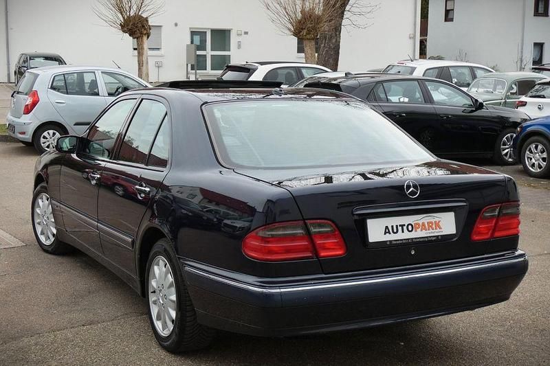 Gebraucht Mercedes E240 Elegance 170 PS (125 kW) 2001 Blau Limousine