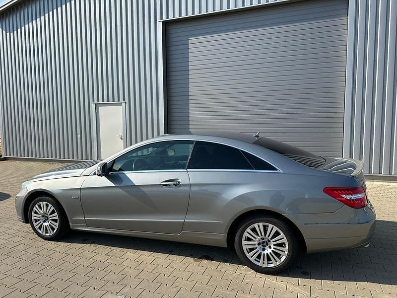 Gebraucht Mercedes E250 204 PS (150 kW) 2010 Silber Coupé