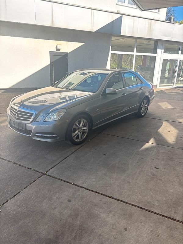 Gebraucht Mercedes E220 Avantgarde 170 PS (125 kW) 2012 Grau Limousine