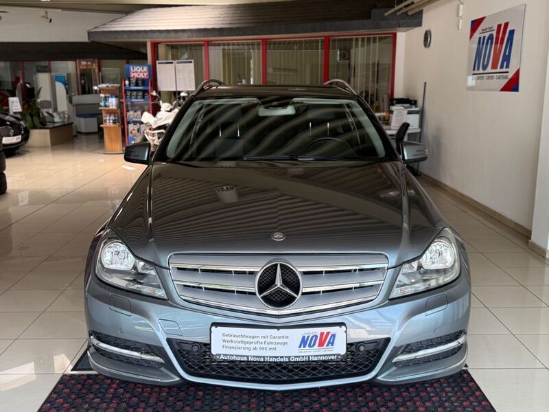 Grau Gebraucht 2012 Mercedes C180 Limousine | 9.790 € (Fairer Preis) - Bild 1/4