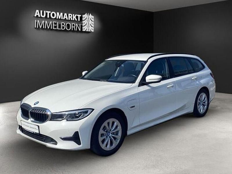 Gebraucht BMW 330e Advantage 292 PS (214 kW) 2021 Alpinweiss 3 Kombi