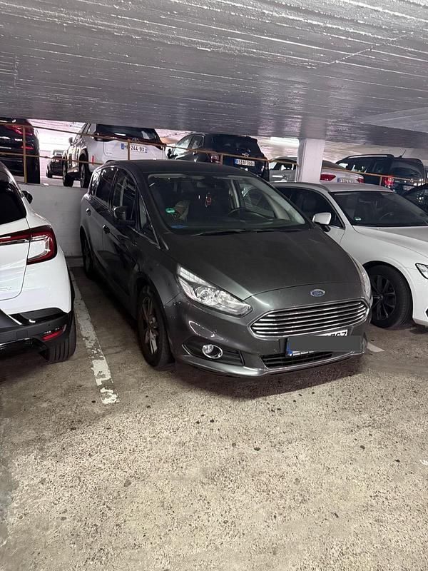 Grau Gebraucht 2018 Ford S-MAX Titanium Van / Kleinbus | 13.900 € (Teuer) - Bild 1/4