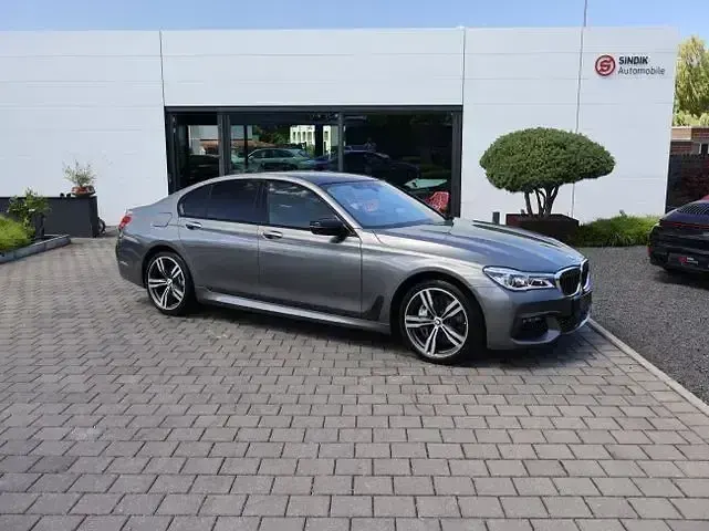Gebraucht BMW 750 M Sport 400 PS (294 kW) 2017 Magellangrau Limousine