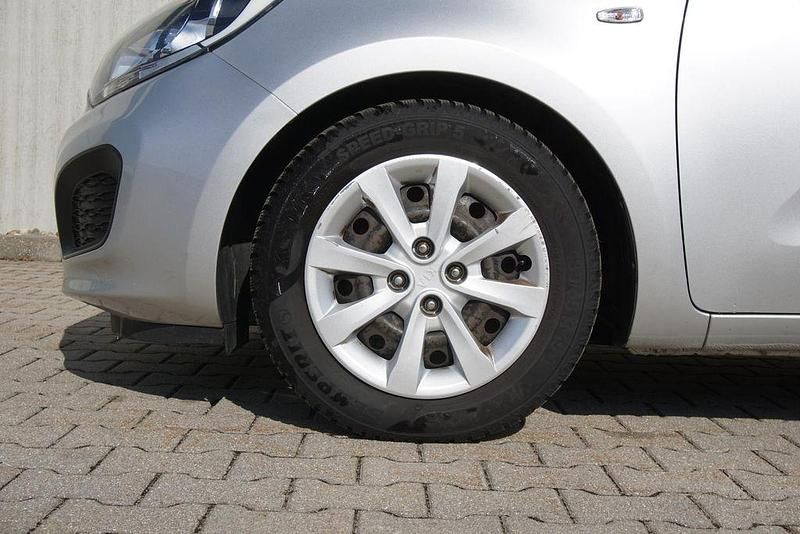 Gebraucht Kia Rio 86 PS (63 kW) 2014 (3d) bright silver Limousine