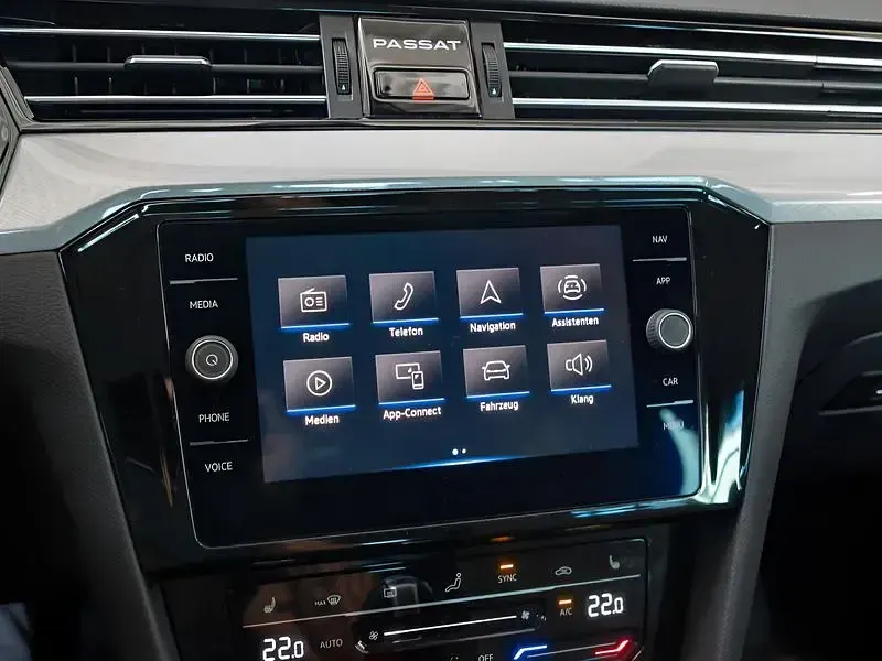 Gebraucht VW Passat 150 PS (110 kW) 2023 Blau Kombi