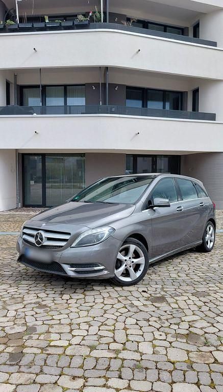 Gebraucht Mercedes B200 136 PS (100 kW) 2013 Grau Van / Kleinbus