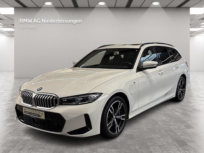 Weiß Gebraucht 2024 BMW 330e M Sport Kombi | 50.295 € (Teuer) - Bild 1/4