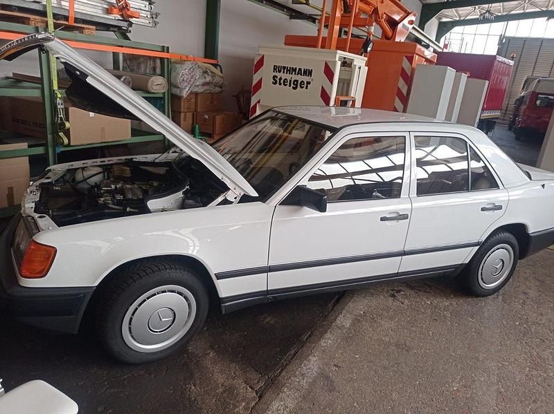 Gebraucht Mercedes 200 72 PS (52 kW) 1988 Limousine