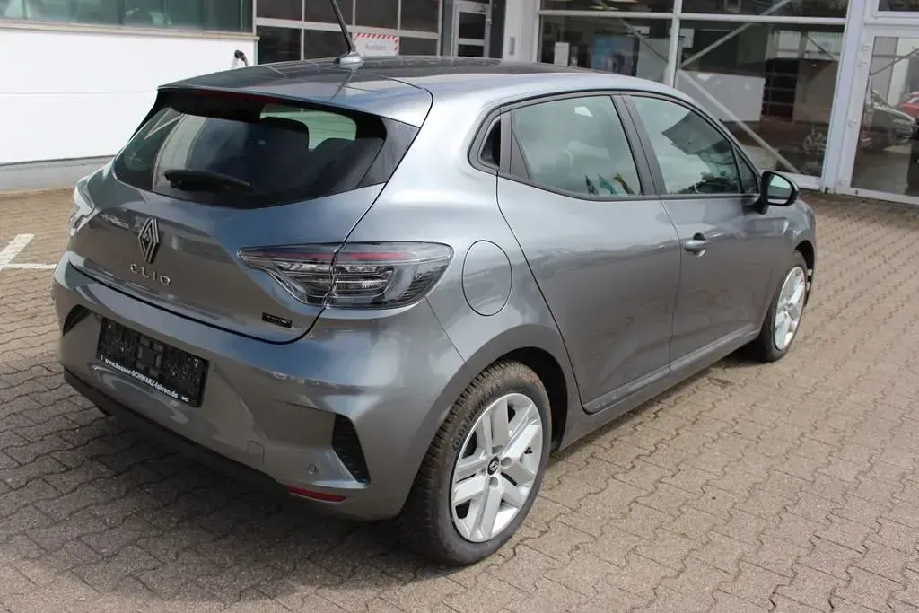 Używany Renault Clio V Evolution 94 KM (69 kW) 2025 Szary Sedan/Limuzyna