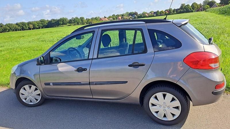 Grau Gebraucht 2010 Renault Clio GrandTour Kombi | 2.700 € (Fairer Preis) - Bild 1/4