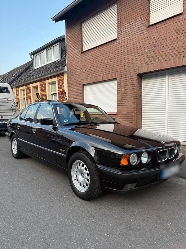 Schwarz Gebraucht 1994 BMW 520 Limousine | 6.900 € - Bild 1/4