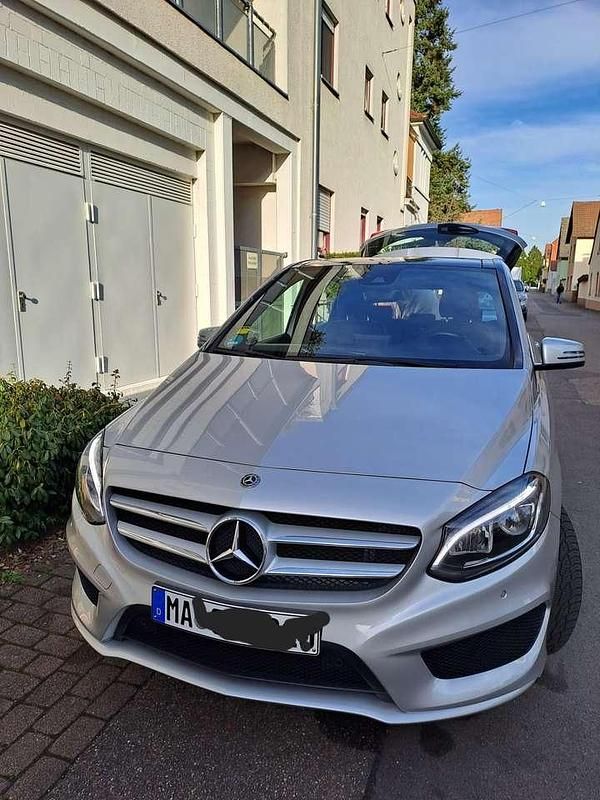 Grau Gebraucht 2018 Mercedes 200 AMG line Kombi | 19.200 € (Superpreis) - Bild 1/4