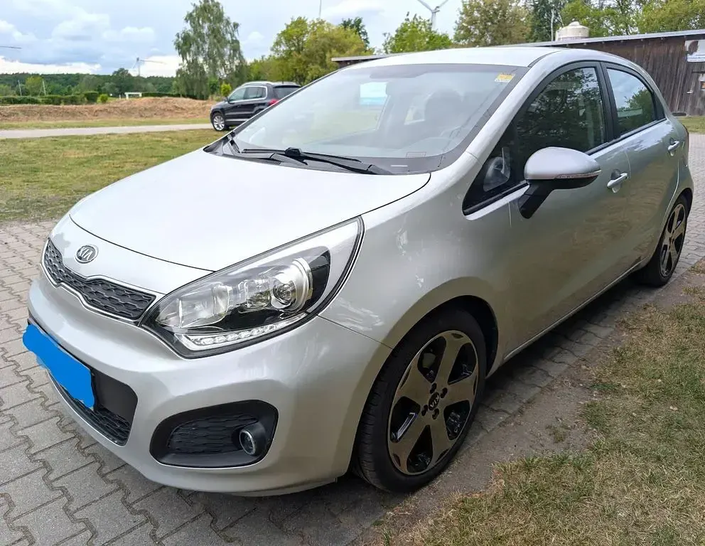 Gebraucht Kia Rio 109 PS (80 kW) 2011 Silber Limousine