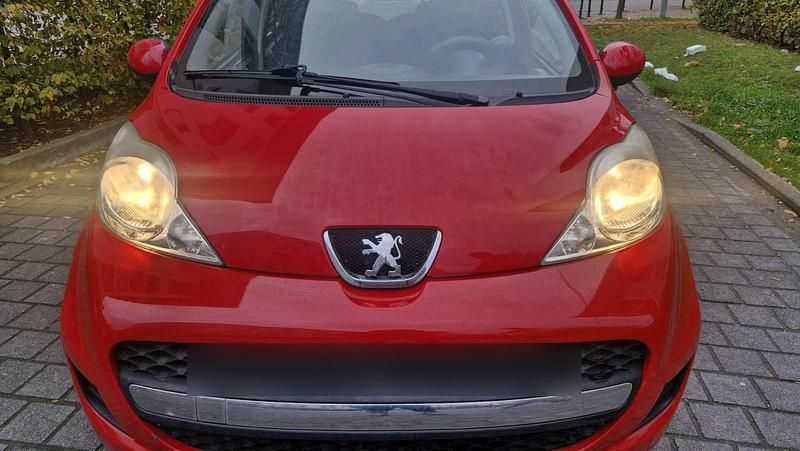 Rot Gebraucht 2011 Peugeot 107 Kleinwagen | 1.500 € (Guter Preis) - Bild 1/4