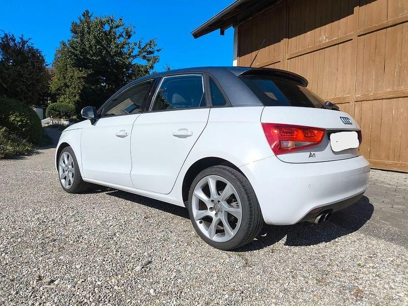 Weiß Gebraucht 2012 Audi A1 Sportback Ambition Kleinwagen | 9.400 € (Etwas zu teuer) - Bild 1/4