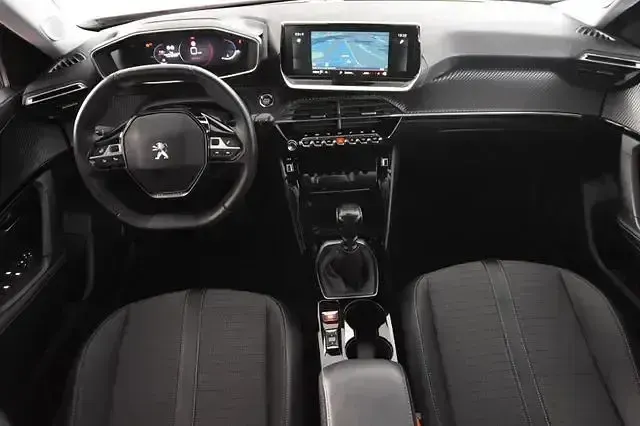 Gebraucht Peugeot 2008 Allure 131 PS (96 kW) 2022 Rot SUV