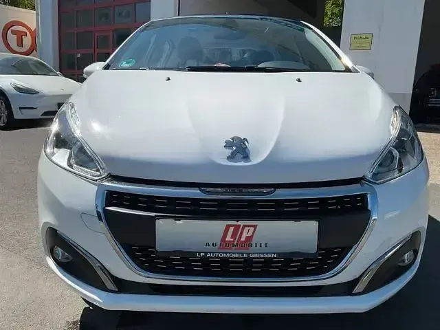 Gebraucht Peugeot 208 Signature Sky 83 PS (61 kW) 2019 Weiß Kleinwagen