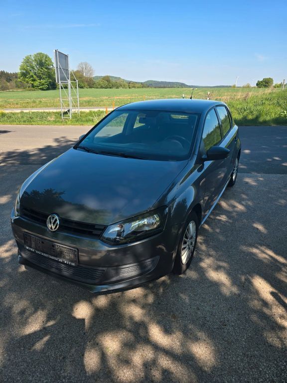 Grau Gebraucht 2010 VW Polo Comfortline Limousine | 2.800 € (Superpreis) - Bild 1/4