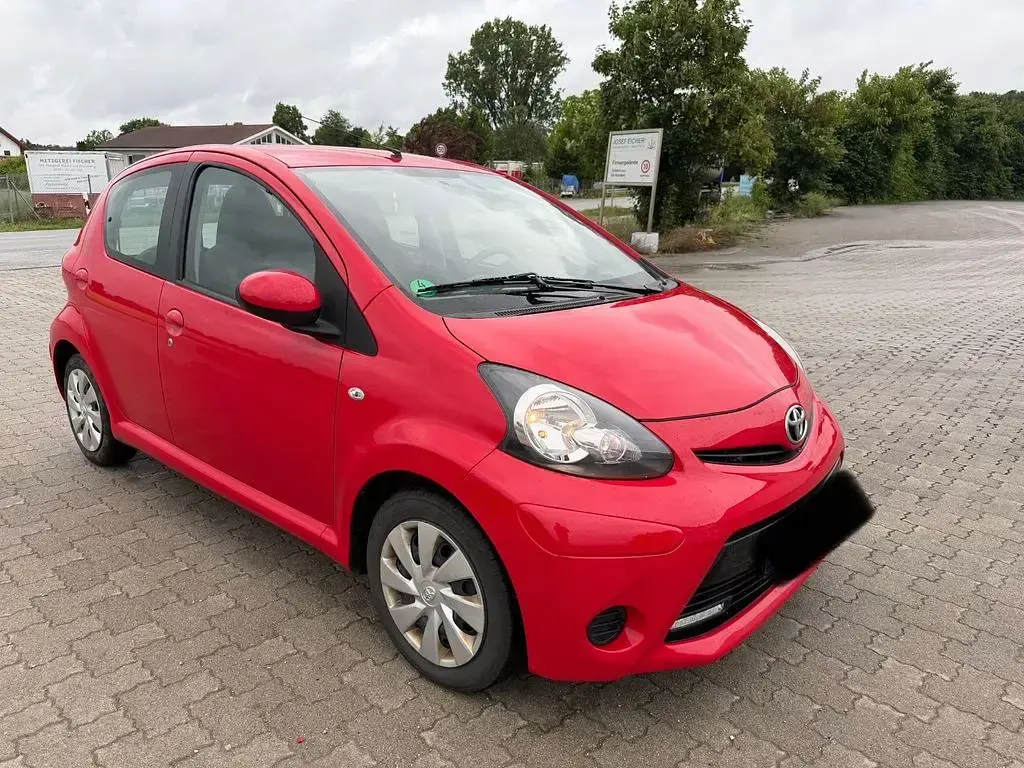 Gebraucht Toyota Aygo 68 PS (50 kW) 2013 Rot Kleinwagen