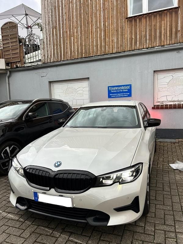 Weiß Gebraucht 2022 BMW 330e Sport Line Limousine | 30.900 € (Fairer Preis) - Bild 1/4