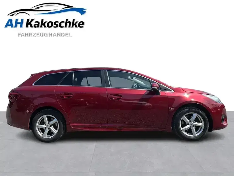 Gebraucht Toyota Avensis Sol 147 PS (108 kW) 2018 Rot Limousine