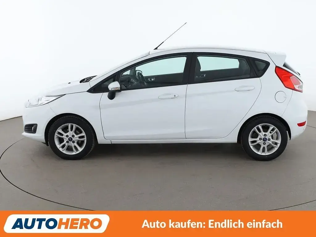 Gebraucht Ford Fiesta Celebration 101 PS (74 kW) 2016 Frozen white Kleinwagen