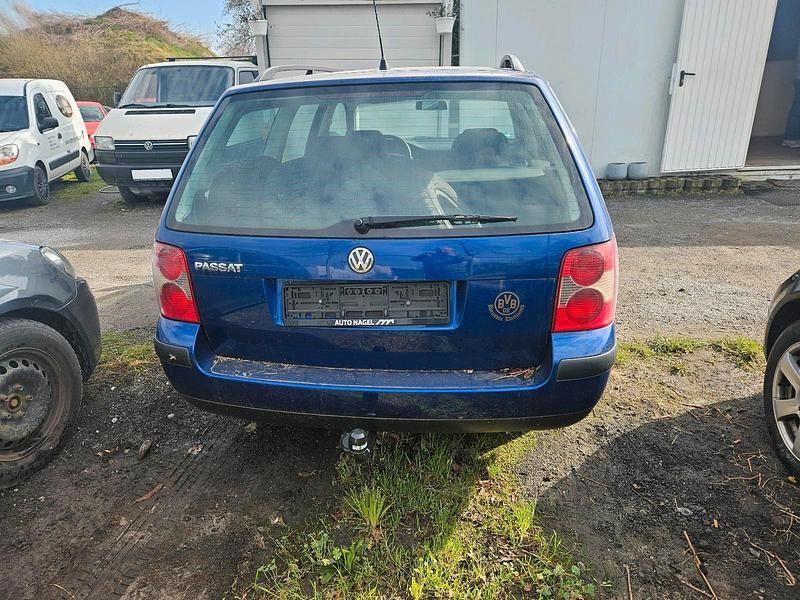 Gebraucht VW Passat 101 PS (74 kW) 2001 Blau Kombi