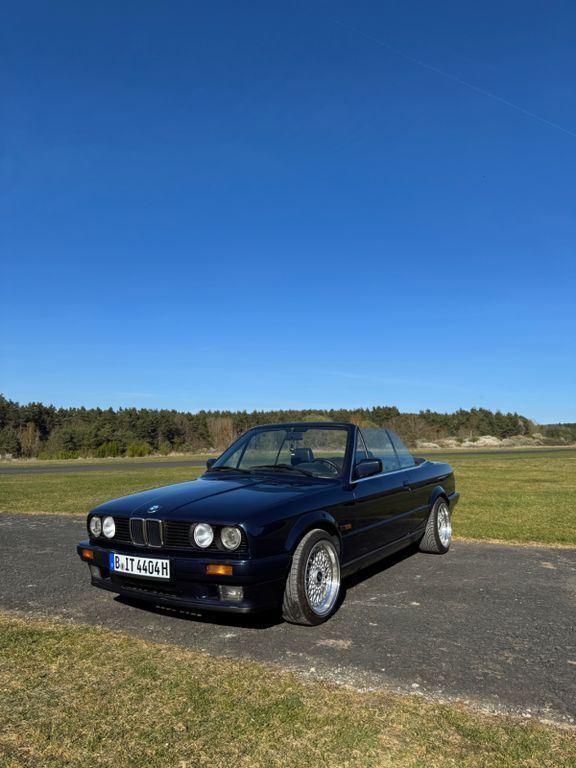 Blau Gebraucht 1991 BMW 320 Cabriolet Performance Cabrio | 16.990 € - Bild 1/4