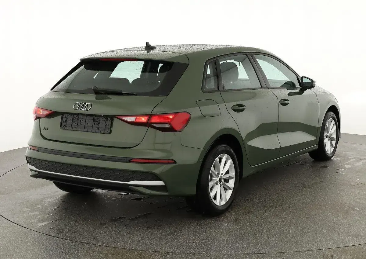 Neu Audi A3 150 PS (110 kW) 2026 Distrikt grün metallic Limousine
