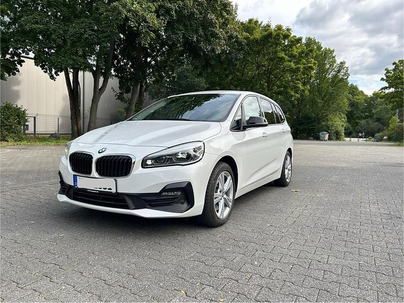 Weiß Gebraucht 2021 BMW 218 Gran Tourer Sport Line Van / Kleinbus | 15.900 € (Guter Preis) - Bild 1/4