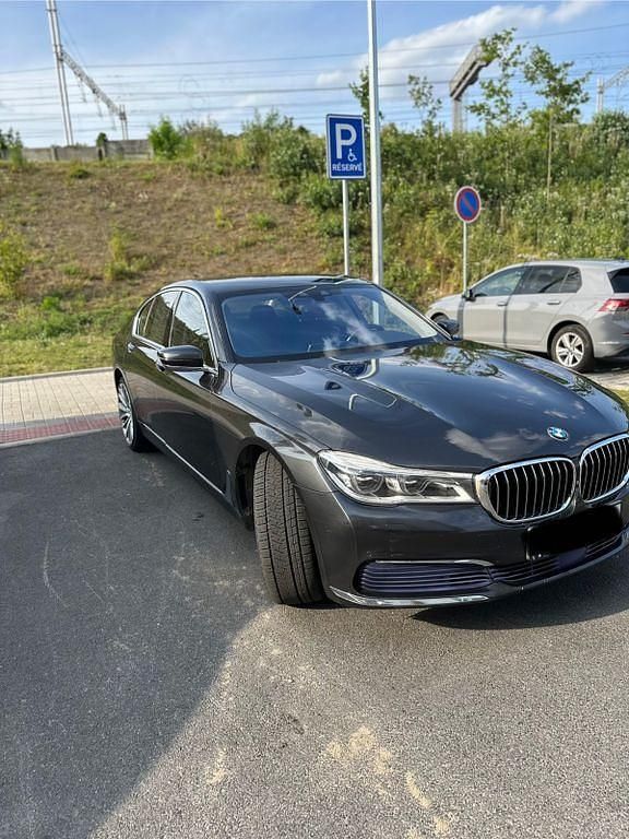 Grau Gebraucht 2015 BMW 740 Limousine | 22.999 € (Fairer Preis) - Bild 1/4