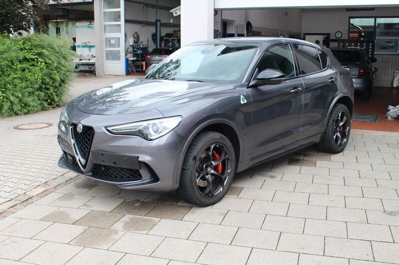 Colore esterno (grigio vesuvio Gebraucht 2022 Alfa Romeo Stelvio Quadrifoglio SUV | 62.900 € (Etwas zu teuer) - Bild 1/4