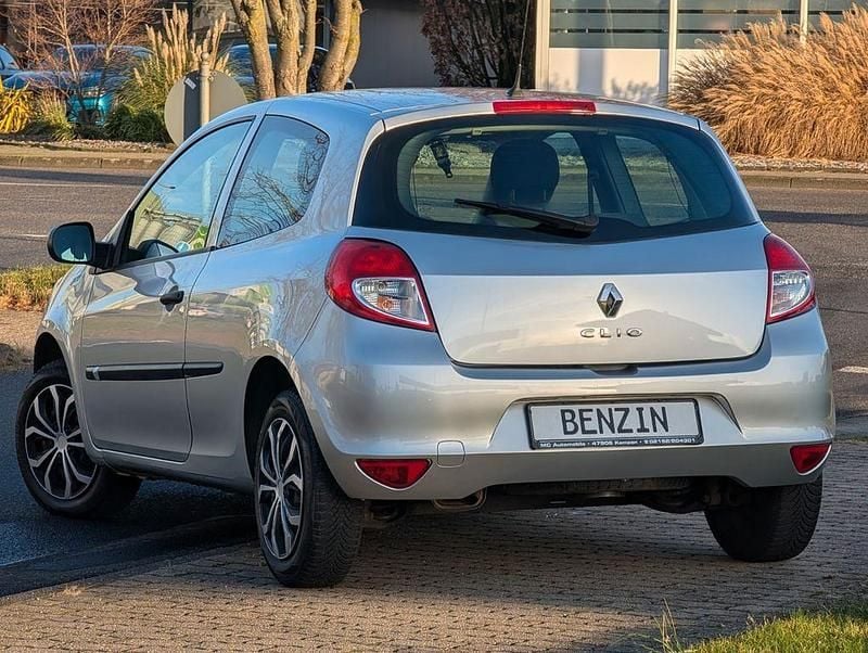 Gebraucht Renault Clio III Expression 75 PS (55 kW) 2009 Silber Kleinwagen