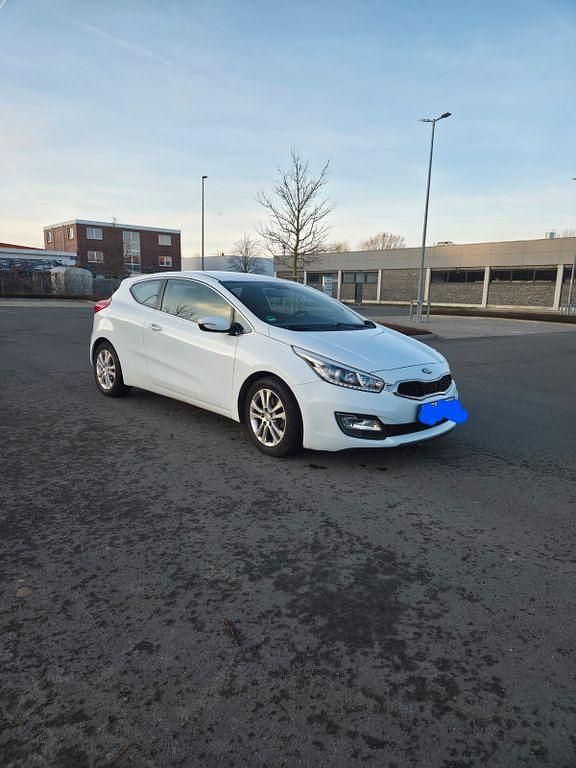 Gebraucht Kia Ceed Spirit 135 PS (99 kW) 2013 Weiß Kleinwagen