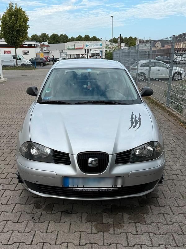 Grau Gebraucht 2002 Seat Ibiza Limousine | 900 € (Fairer Preis) - Bild 1/4