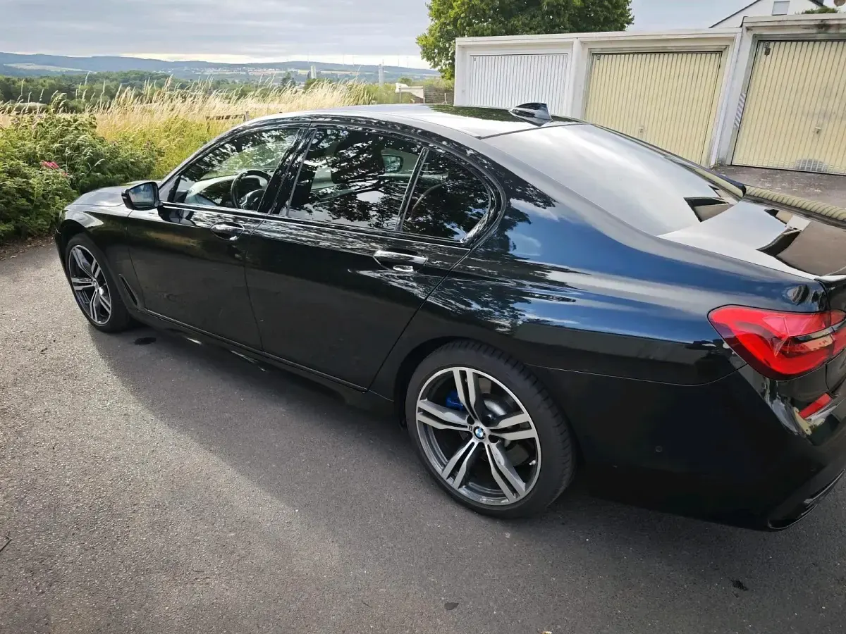 Gebraucht BMW 750 M Sport 400 PS (294 kW) 2019 Schwarz Limousine